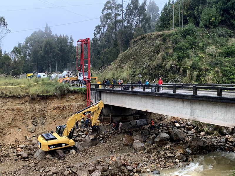 艾尔西亚公路项目部紧迫抢险，修复因山洪冲垮的桥台.jpg